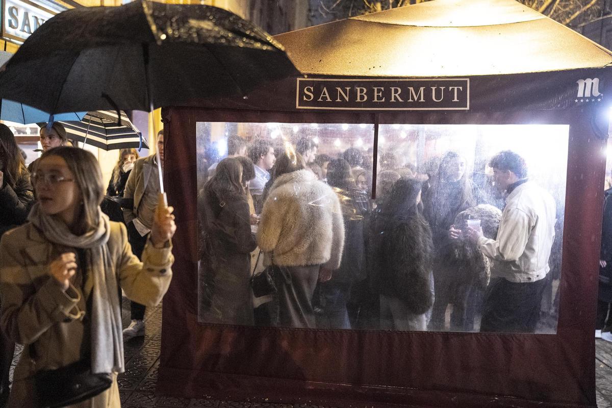 La lluvia diluye el botellón de Mandri