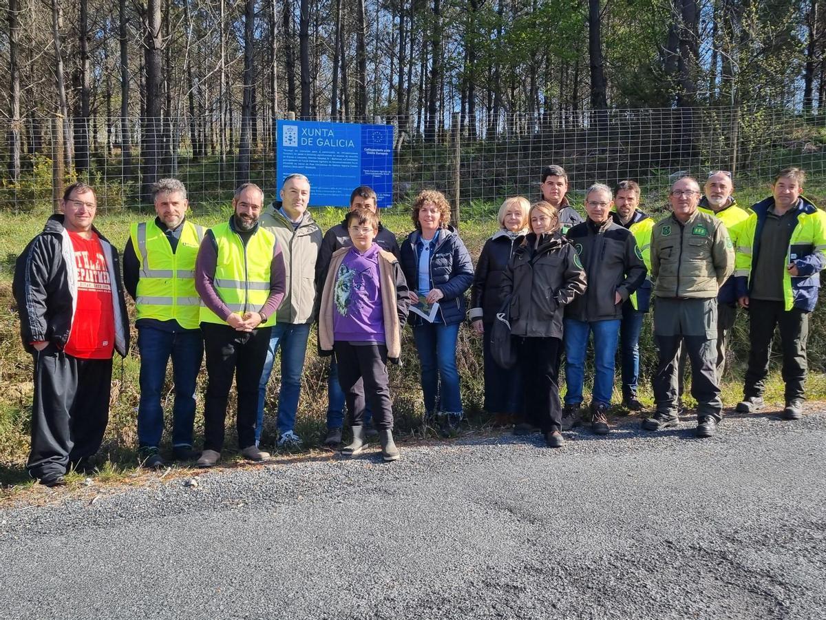 Luísa Piñeiro, no centro, co alcalde de Rianxo, Julián Bustelo, terceiro pola esquerda, e comuneiros de Rianxo.
