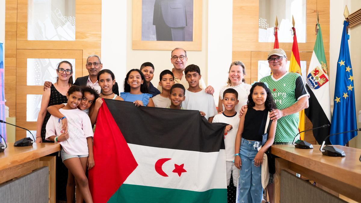Vídeo | De los campamentos saharauis a Cáceres: 42 menores visitan el ayuntamiento