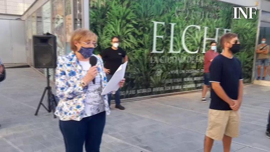 Un centenar de hosteleros protestan contra el cierre de locales de ocio en Elche