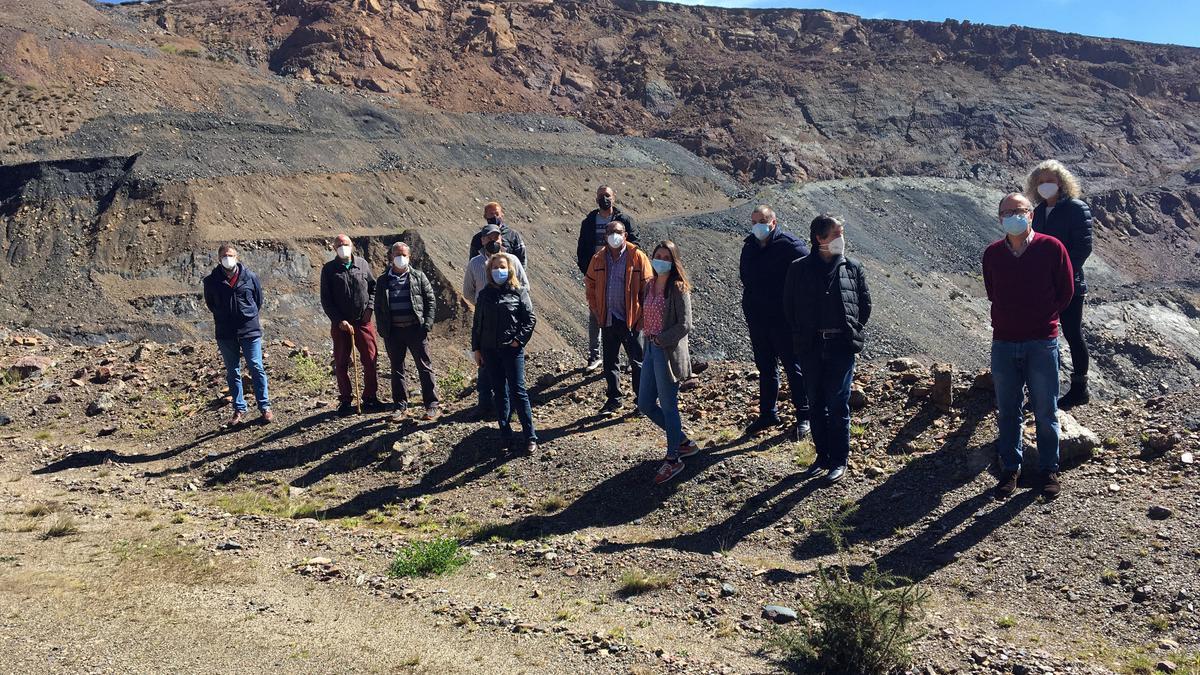 Vecinos y autoridades en una visita a la corta de Tormaleo.