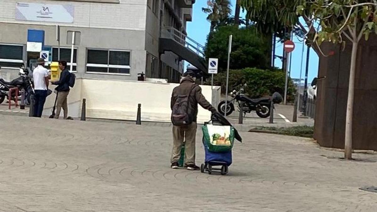 Antonio Borges, con su carro de la compra, por la sede de Tráfico en la capital grancanaria.