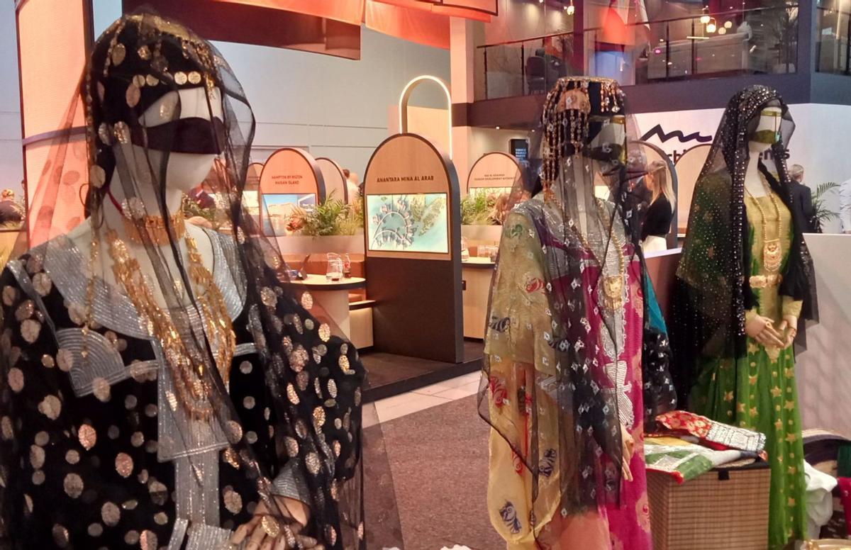 Tres maniquíes en el estand de uno de los Emiratos Árabes, Ajman, con vestimenta y velo tradicional. | J.M.L.R.