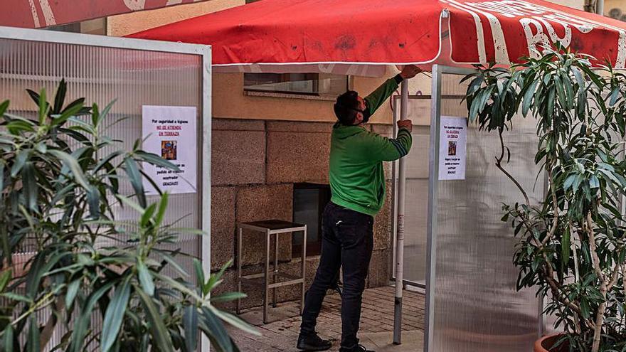 Instalación de pérgolas en el bar Chillón. | Nico Rodríguez