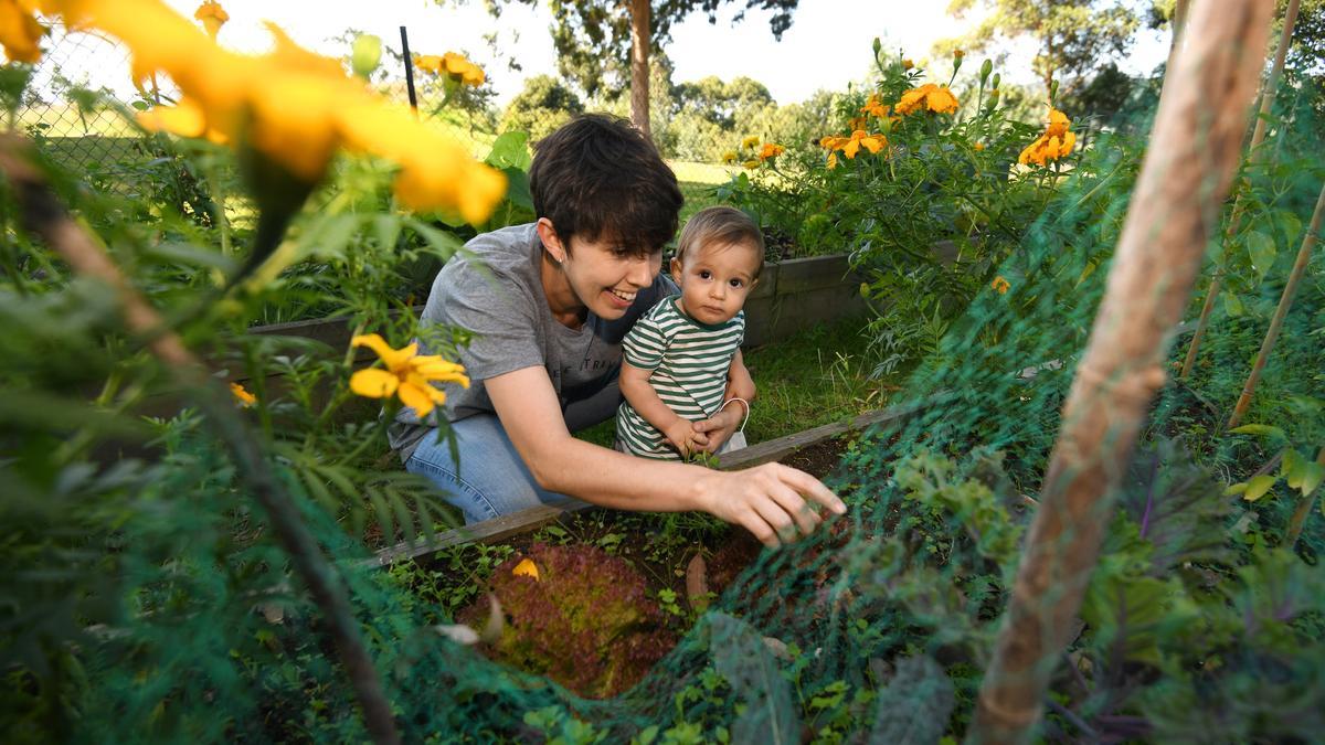 Inés Rozas junto a su pequeño en uno de los huertos urbanos.