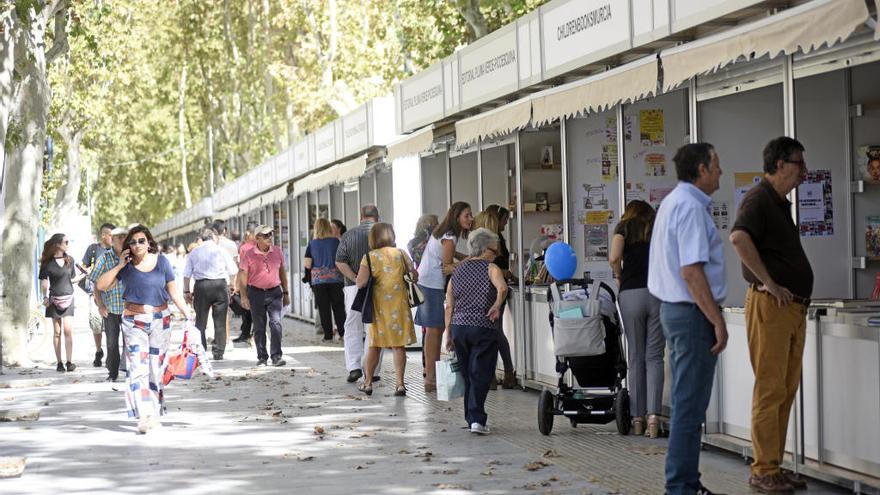 Las casetas de la Feria del Libro de Murcia se extienden desde la Circular hasta Jaime I.