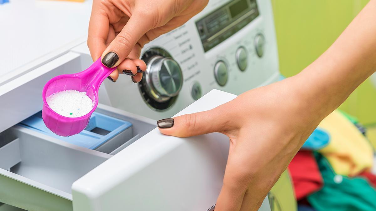 Cuchara en la lavadora, la olvidada práctica que mejora el lavado y ahorra