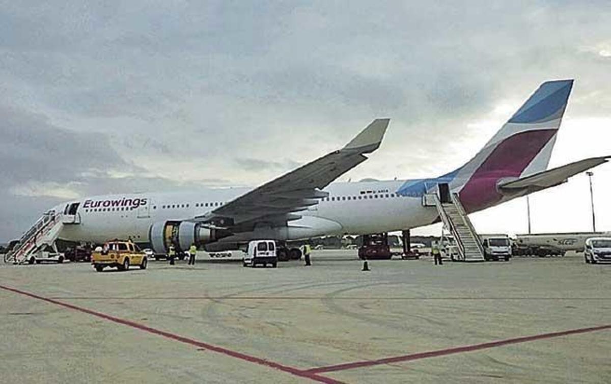 Un avión de la compañía alemana Eurowings, en el aeropuerto de Palma.