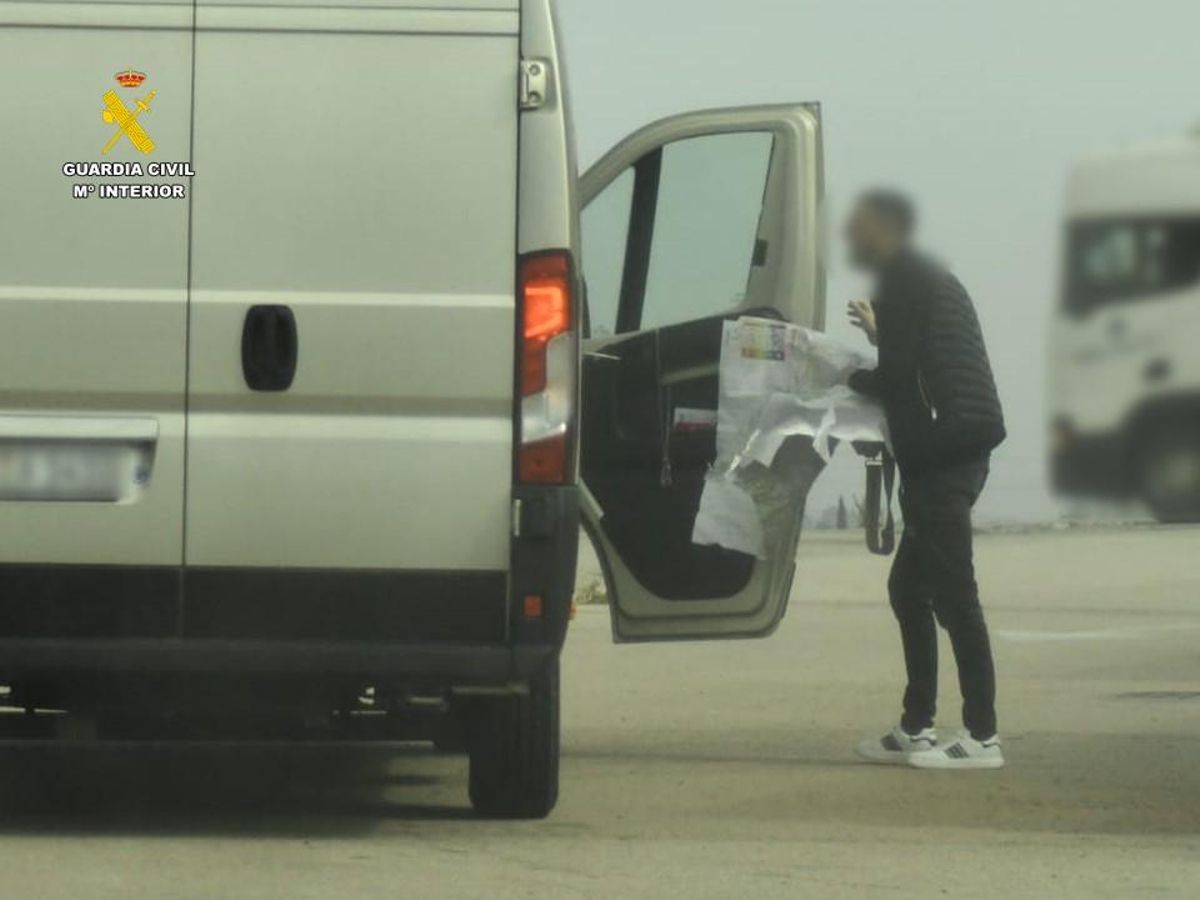 Fotograma de uno de los robos, donde el ladrón lleva el mapa para engañar a las víctimas.