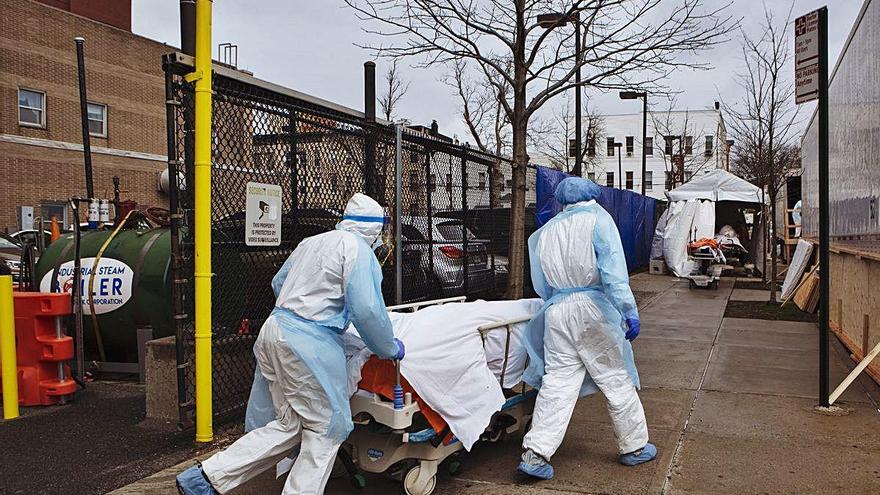 Dos sanitaris traslladen un cadàver a Nova York.