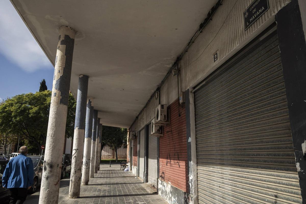 Epidemia de cierres en los bajos comerciales del barrio
