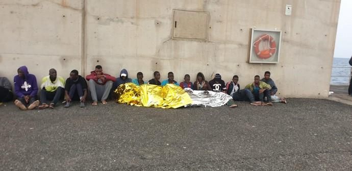 Llega un cayuco al muelle de Arinaga con 55 ocupantes