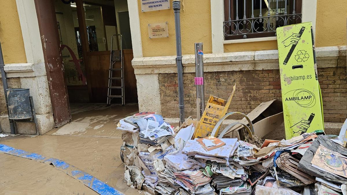 Daños en la biblioteca de Algemesí tras la dana, en una imagen de archivo.