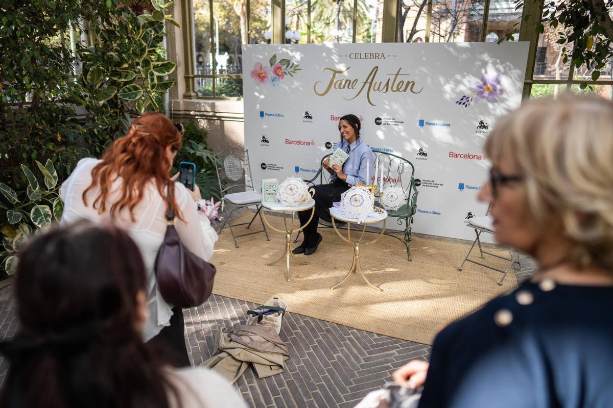 Lectores y admiradores de Jane Austen participan en una Reading Party en el Hivernacle del Parc de la Ciutadella con motivo del 250 aniversario del nacimiento de la autora británica