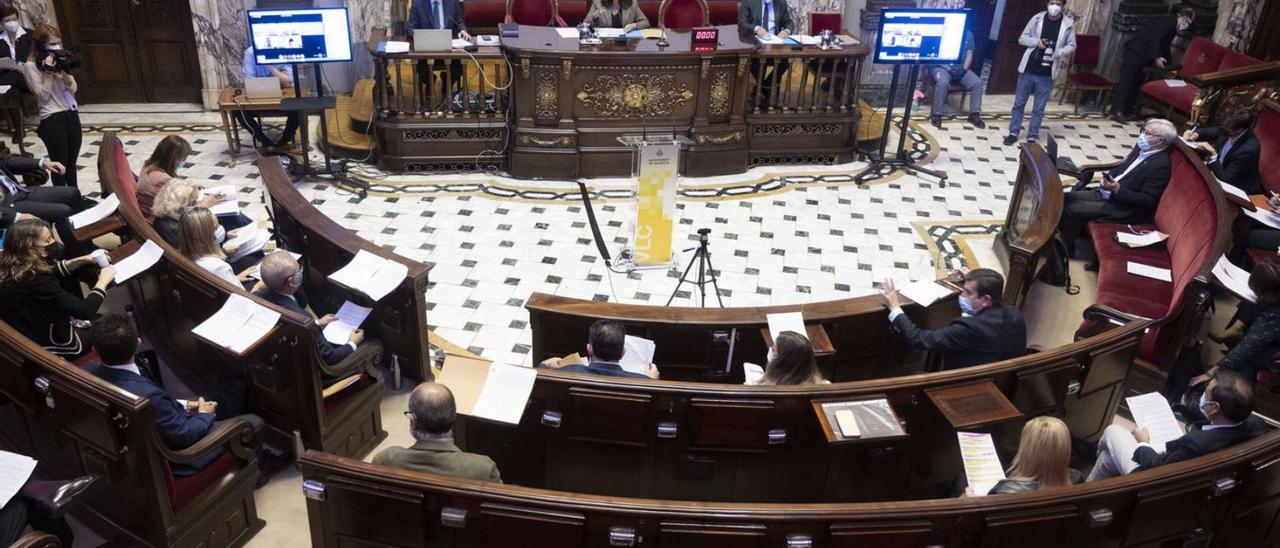 Vista cenital del hemiciclo durante el pleno de octubre celebrado ayer. | LEVANTE-EMV