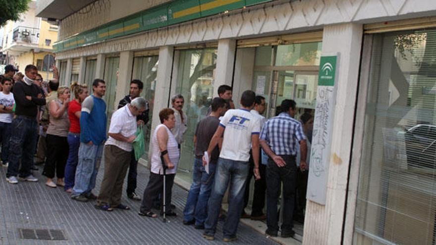 Desempleados en una oficina del Servicio Andaluz de Empleo en la capital.