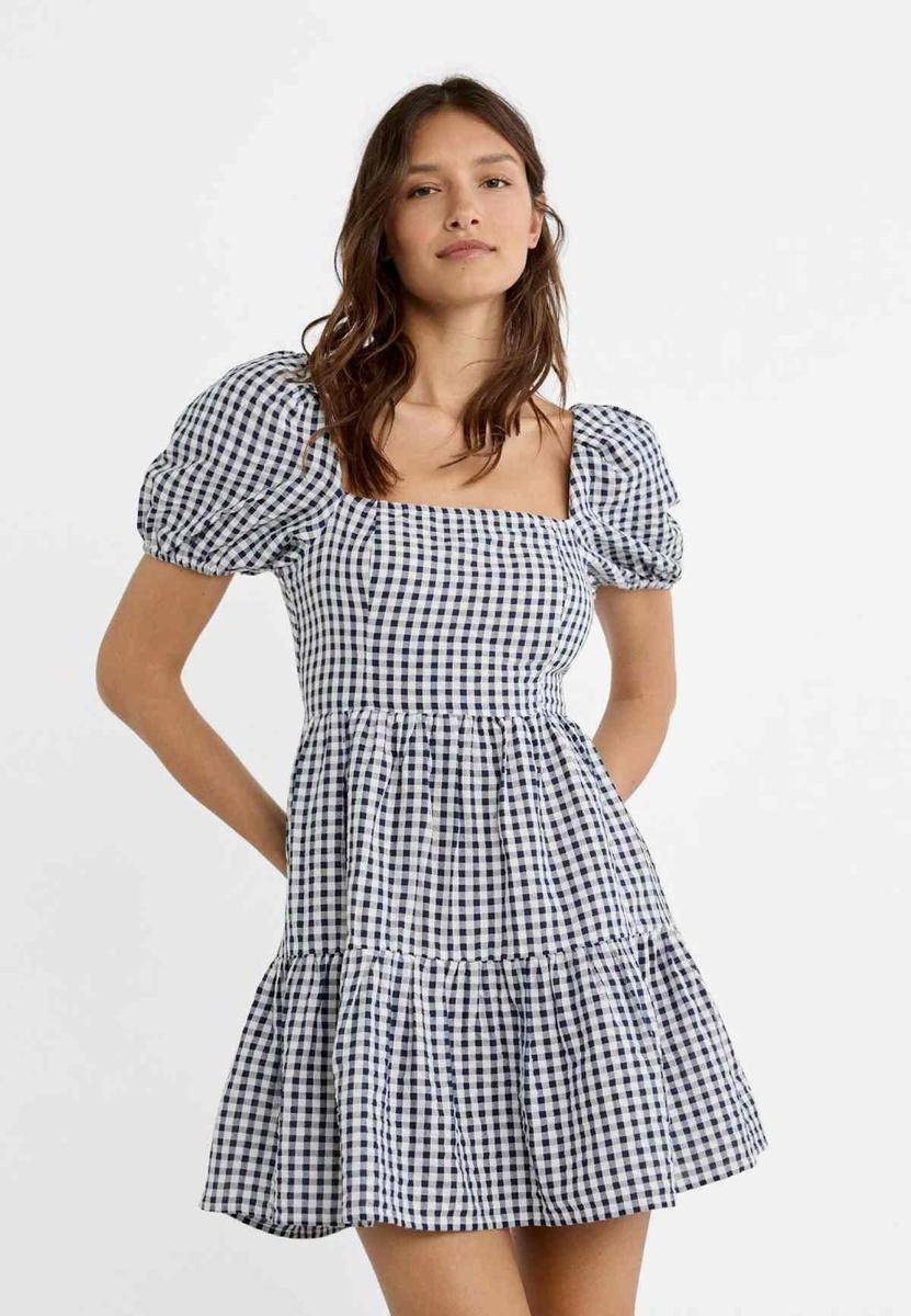 ¡Descubre 8 propuestas encantadoras de Stradivarius para lucir el clásico estampado vichy este verano! 5 Moncloa ¡Eleva tu estilo con el vestido corto de cuadros vichy con abertura en la espalda de Stradivarius, disponible por solo 25,99 €!