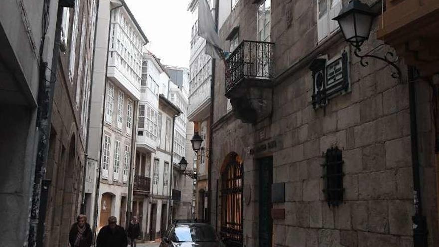 Fachada de la Real Academia Galega, en la calle Tabernas.