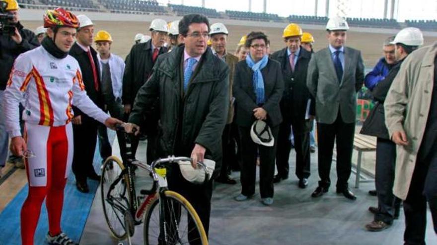 Jaume Matas, de visita en las obras del velódromo.