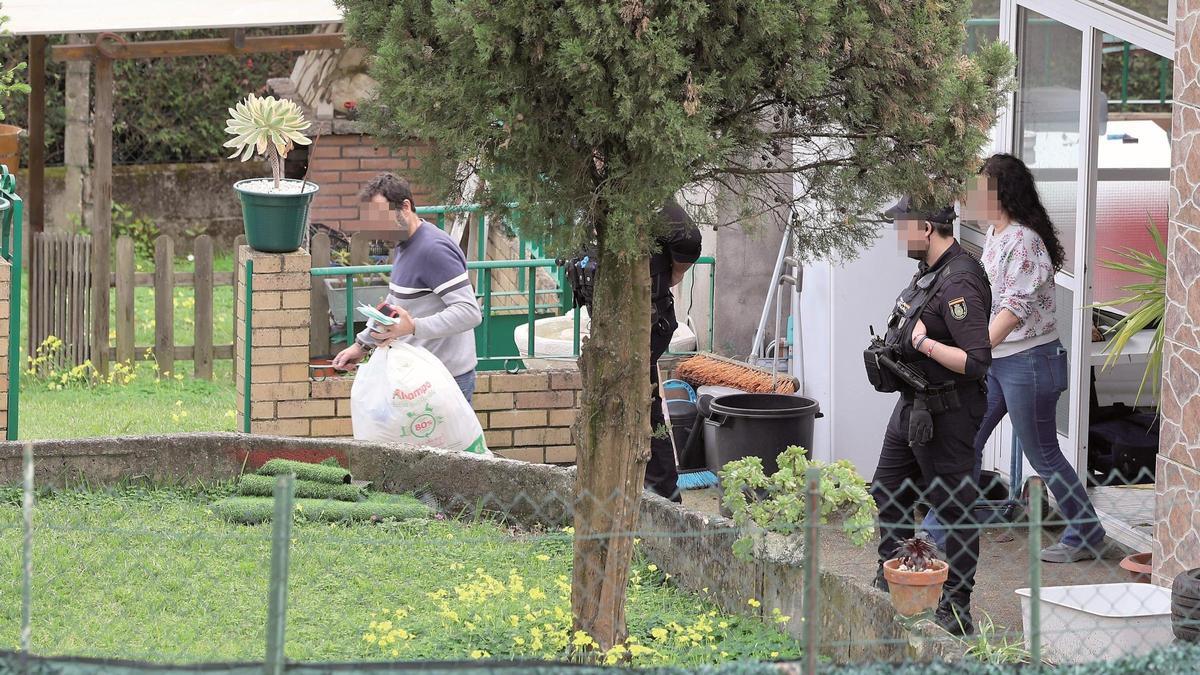 Policías en la vivienda de Lavadores tras el crimen ocurrido en abril de 2024.