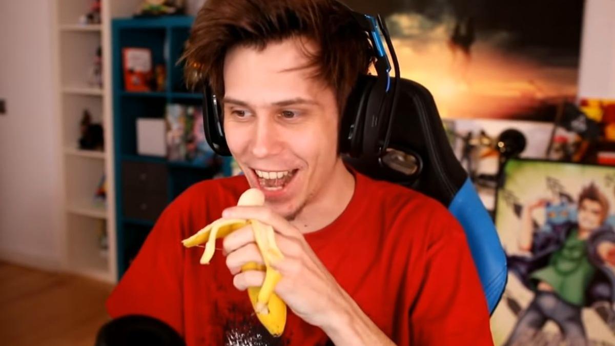 &#039;El Rubius&#039; come un plátano durante uno de sus &#039;Epic Directo&#039;