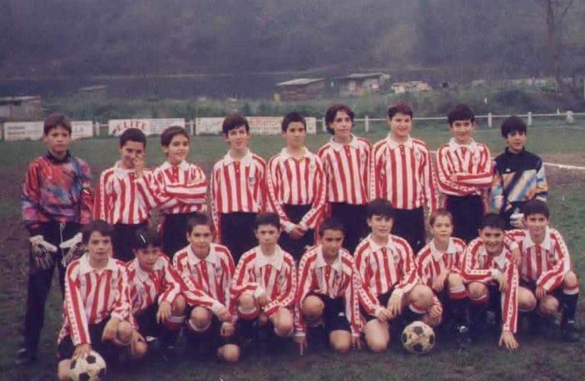 Eder, tercero por la izquierda en la fila superior, con los colores del Athletic Club.