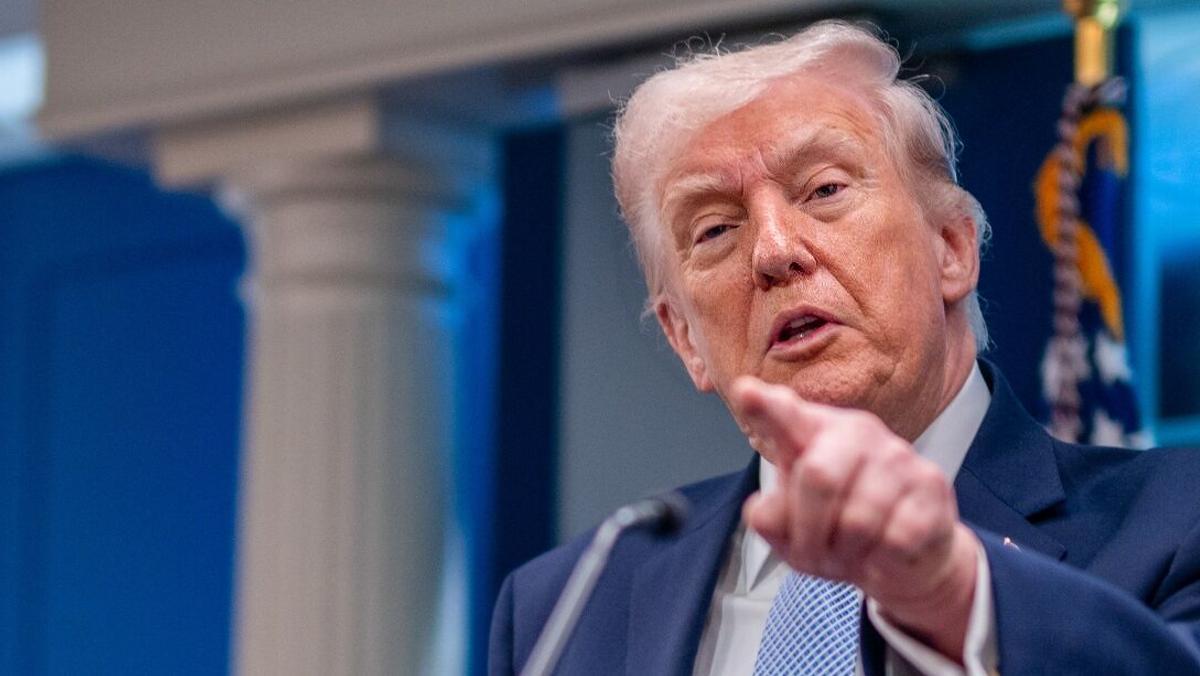 Trump señala a un periodista en una rueda de prensa.