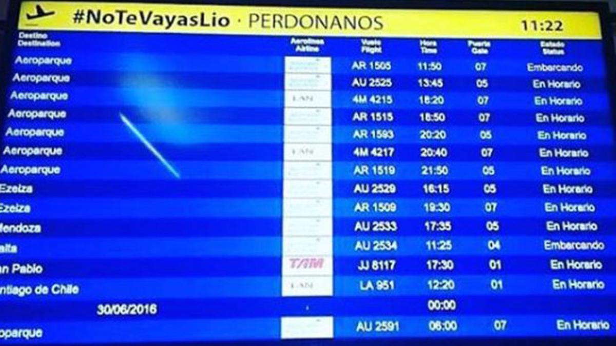 Una pantalla de información en un aeropuerto argentino con el lema de apoyo a Leo Messi