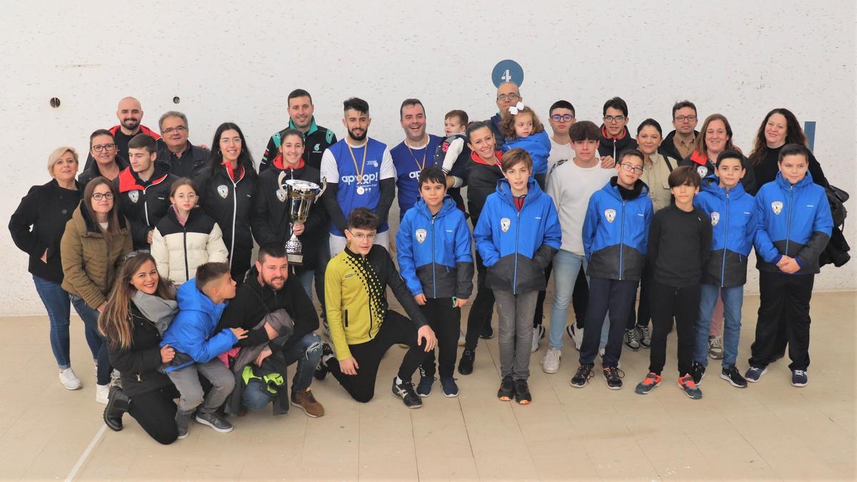 Els jugadors d'Alzira agrairen la presència de la seua afició.
