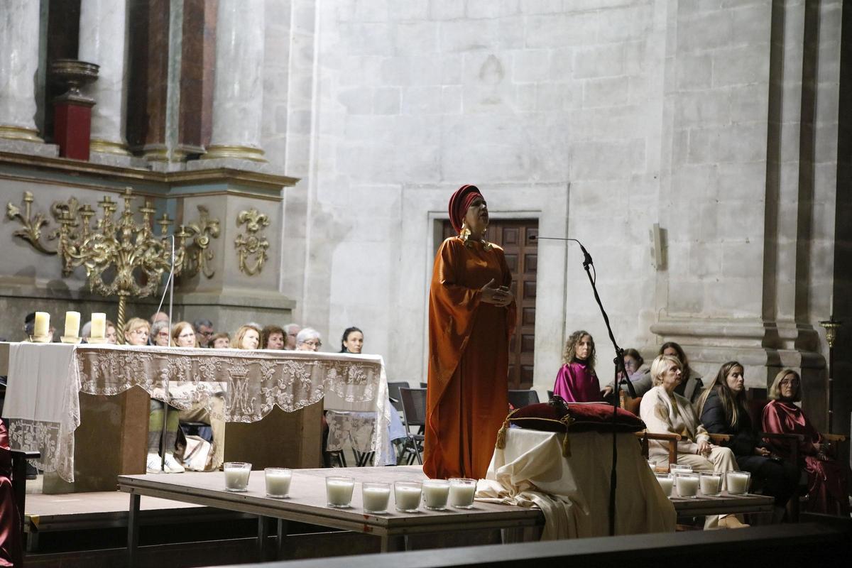 Maria Antònia Burguera steht bei der Probe in Sibyllentracht am Mikrofon und singt eine Strophe.