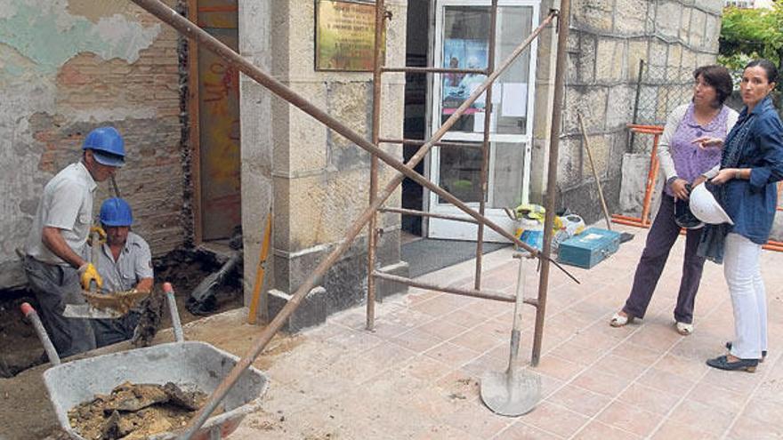 La concejala Ana Lorenzo y la delegada de Cruz Roja supervisan las obras.