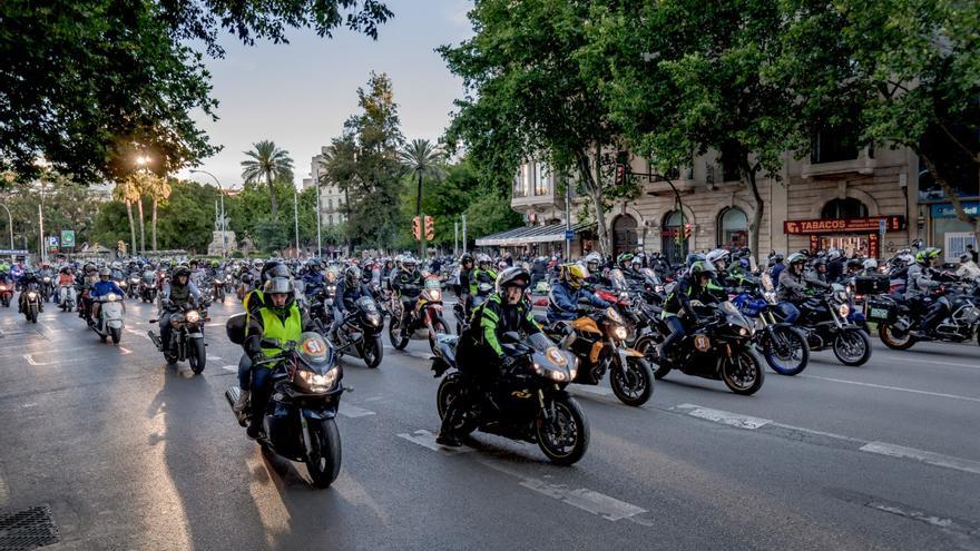 Cerca de un millar de motoristas protestan en Palma contra la ORA y la prohibición de circular en Acire