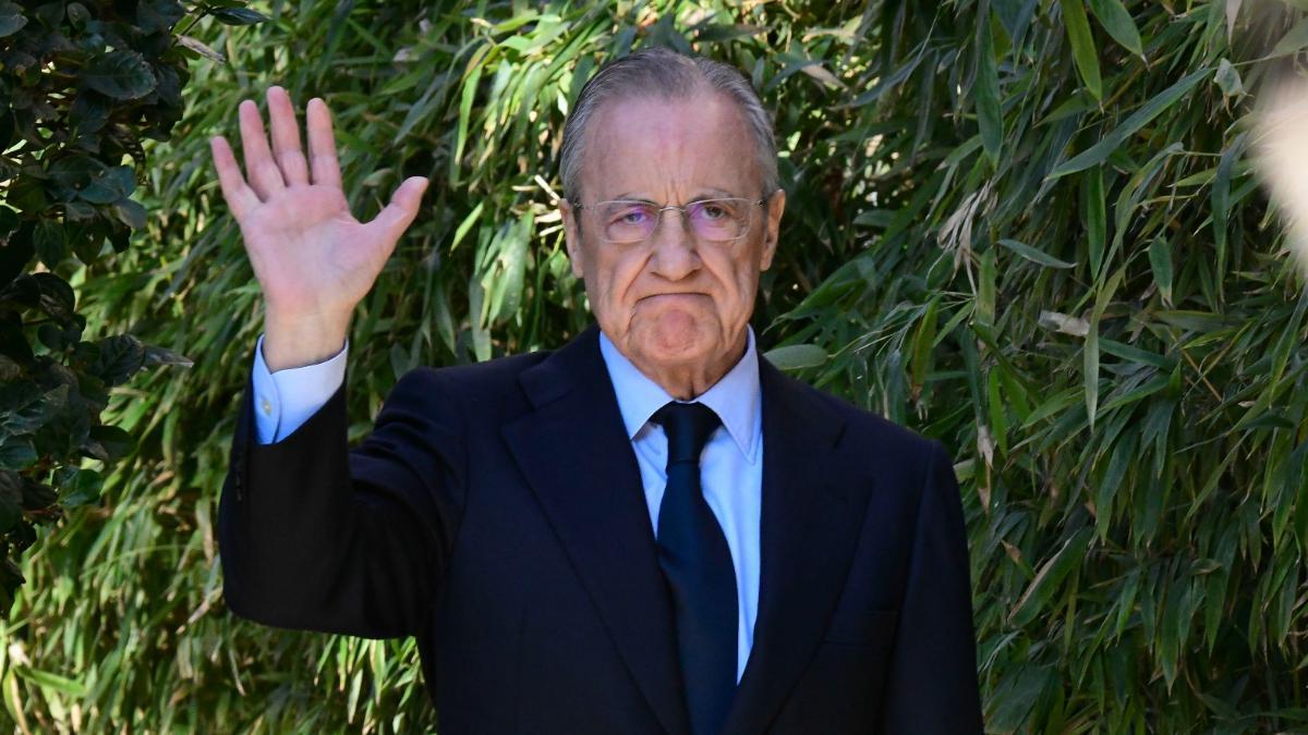 Florentino Pérez saluda a sus jugadores en Riad