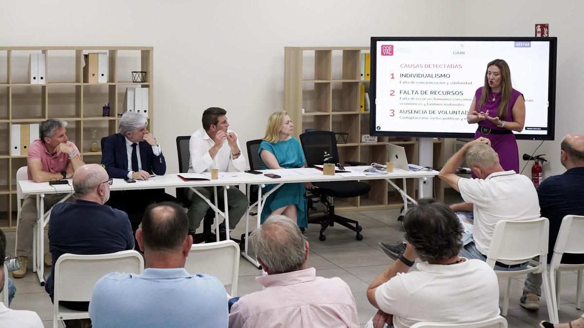 Un momento de la presentación de los modelos de las Entidades de Gestión y Modernización al polígono industrial del Altet.