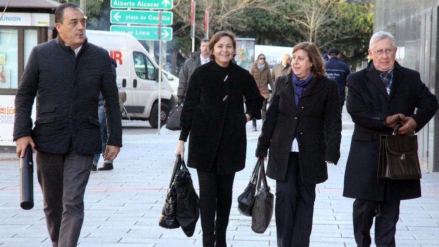 Javier Domingo, a la izquierda, junto con Carmen Moriyón, Lucía García, exconcejala de Urbanismo, y Manuel Arrieta, edil de Obras e Infraestructuras, tras una reunión de Gijón al Norte en Madrid.