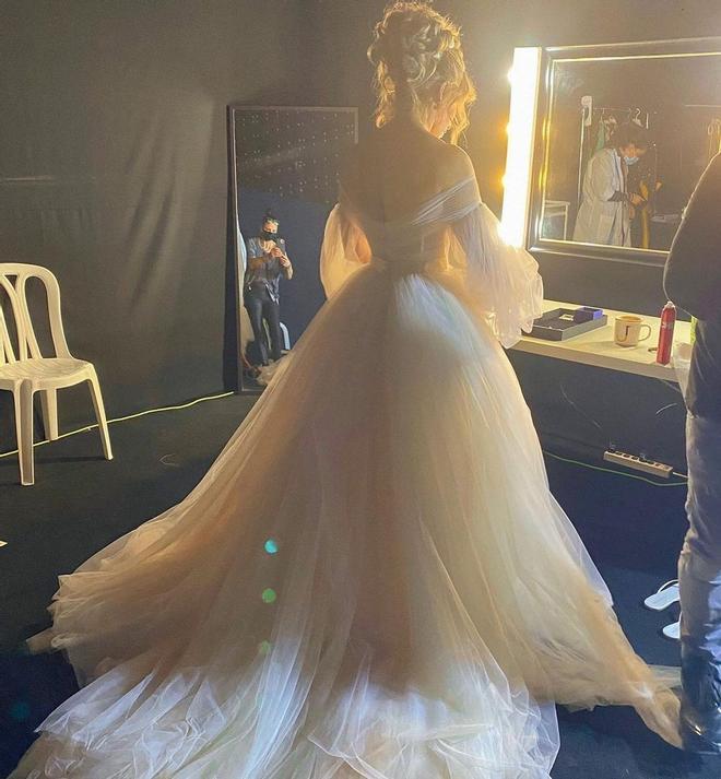 Imagen posterior de Jennifer Lopez vestida de novia en el rodaje de 'Shotgun Wedding'