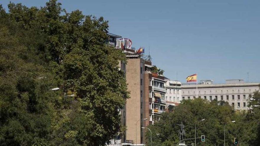 EQUIPARACIÓN. Manifestación de policías y guardias civiles, ayer, en Madrid, en demanda de equiparación salarial con los Mossos.