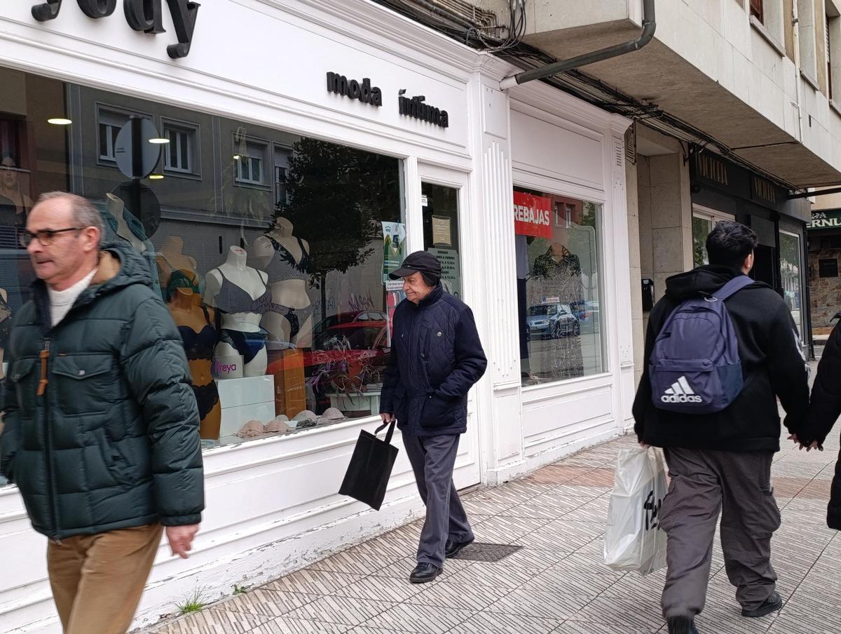 Transeúntes en Lugones. Transeúntes en Lugones.