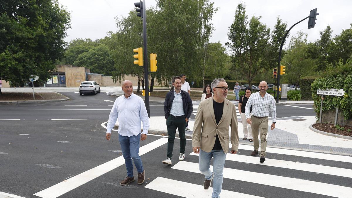 Gilberto Villoria cruza el nuevo paso de peatones del Botánico seguido de su compañero Jesús Martínez Salvador y personal de su concejalía, la empresa Trasfal y Cocemfe.