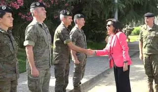 Margarita Robles visita la base de Cerro Muriano