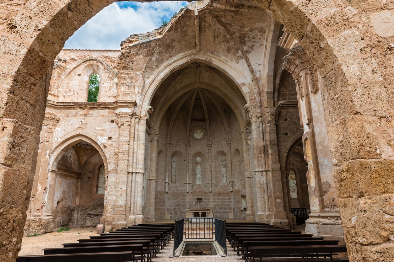Iglesia cisterciense parcialmente demolida del Monasterio de Piedra en Zaragoza.
