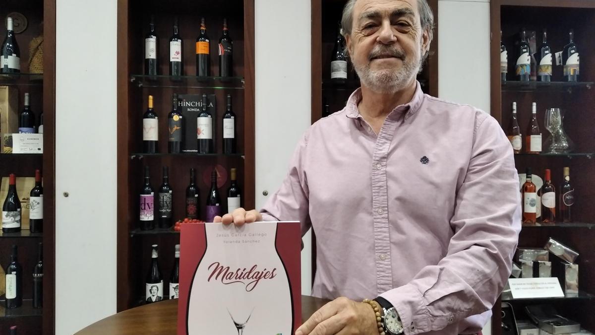 Jesús García Gallego con su libro &#039;Maridajes&#039;, esta semana en el Museo del Vino.