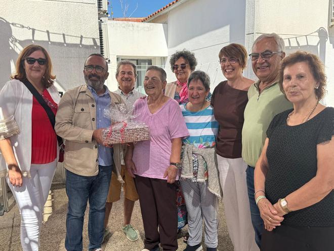 Miguel Ángel Morales visita Pescueza, donde ha participado en una actividad intergeneracional en la Residencia de Mayores
