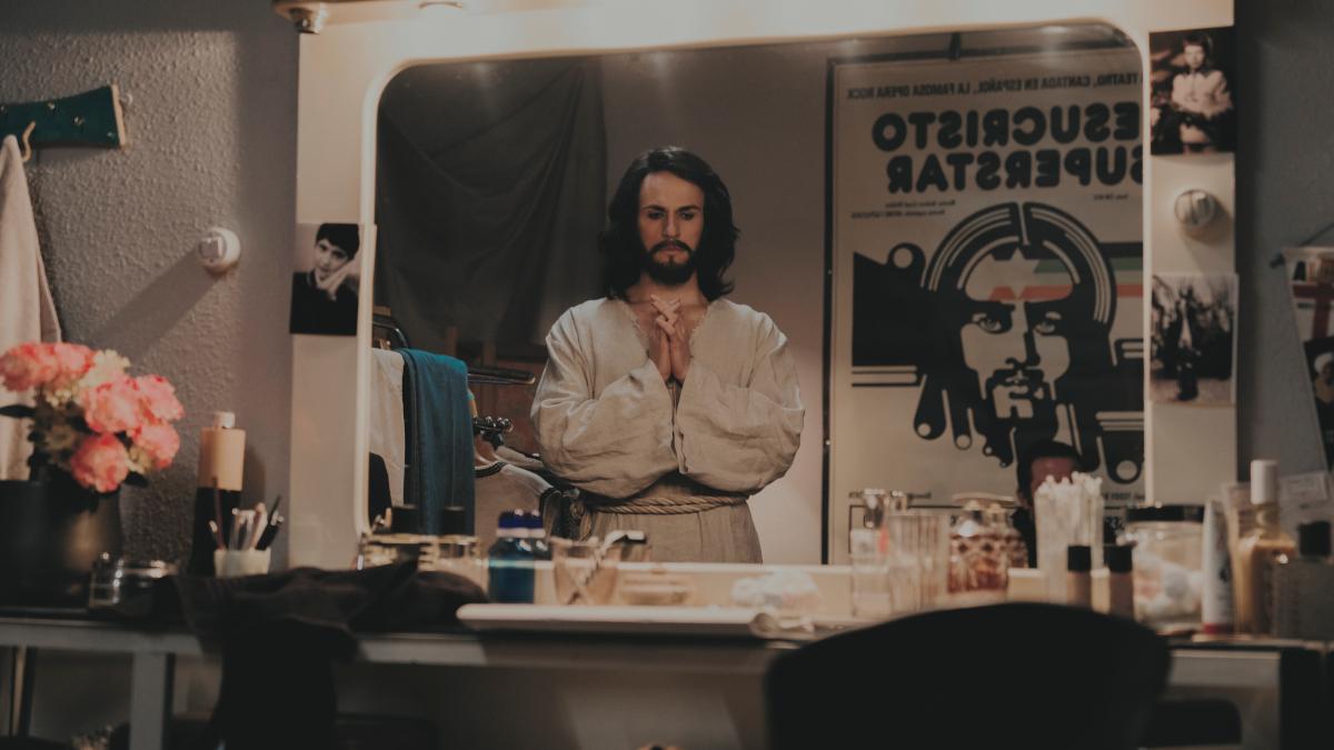 Alejandro Jato, caracterizado como Jesucristo, en la serie 'Camilo Superstar'