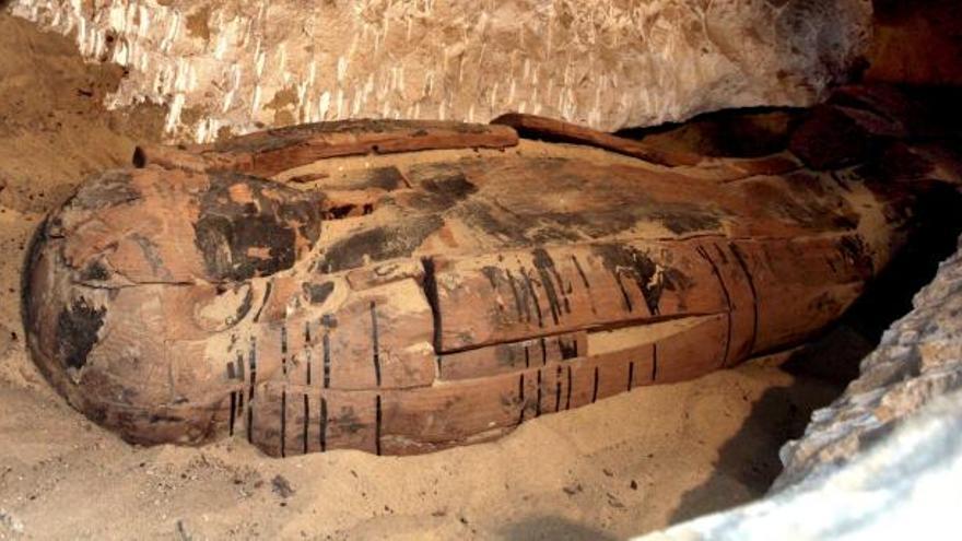 Sarcófago de madera hallado junto a otros féretros, momias y esqueletos de la XXVI dinastía en la necrópolis de Saqqara, al sur de El Cairo (Egipto). El enterramiento, de 11 metros de profundidad, alberga diversos sarcófagos de 2.600 años de antigüedad.