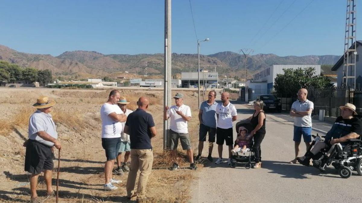 Pedro Sosa, reunido con los vecinos de La Hoya.                                                    | L.O.