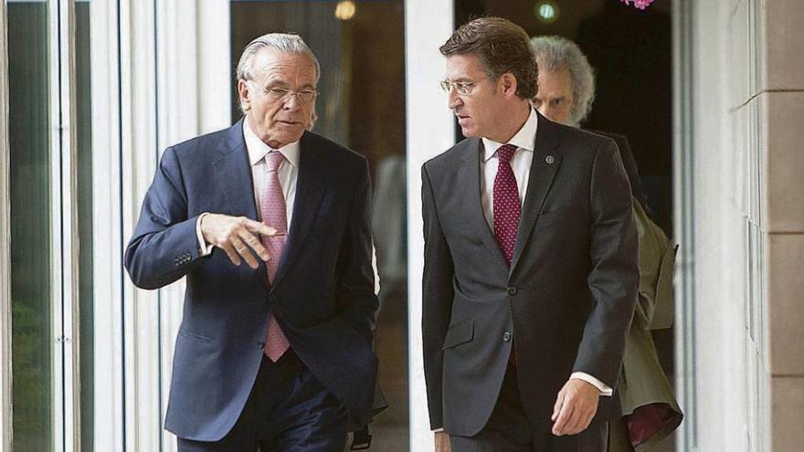 El presidente de La Caixa, Isidró Fainé, y el de la Xunta, Alberto Núñez Feijóo, ayer. // Ana Varela