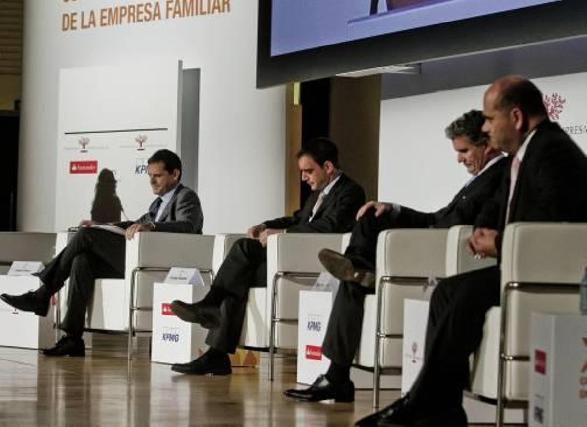 Los empresarios dan un suspenso rotundo a la situación política y casi un aprobado a la económica