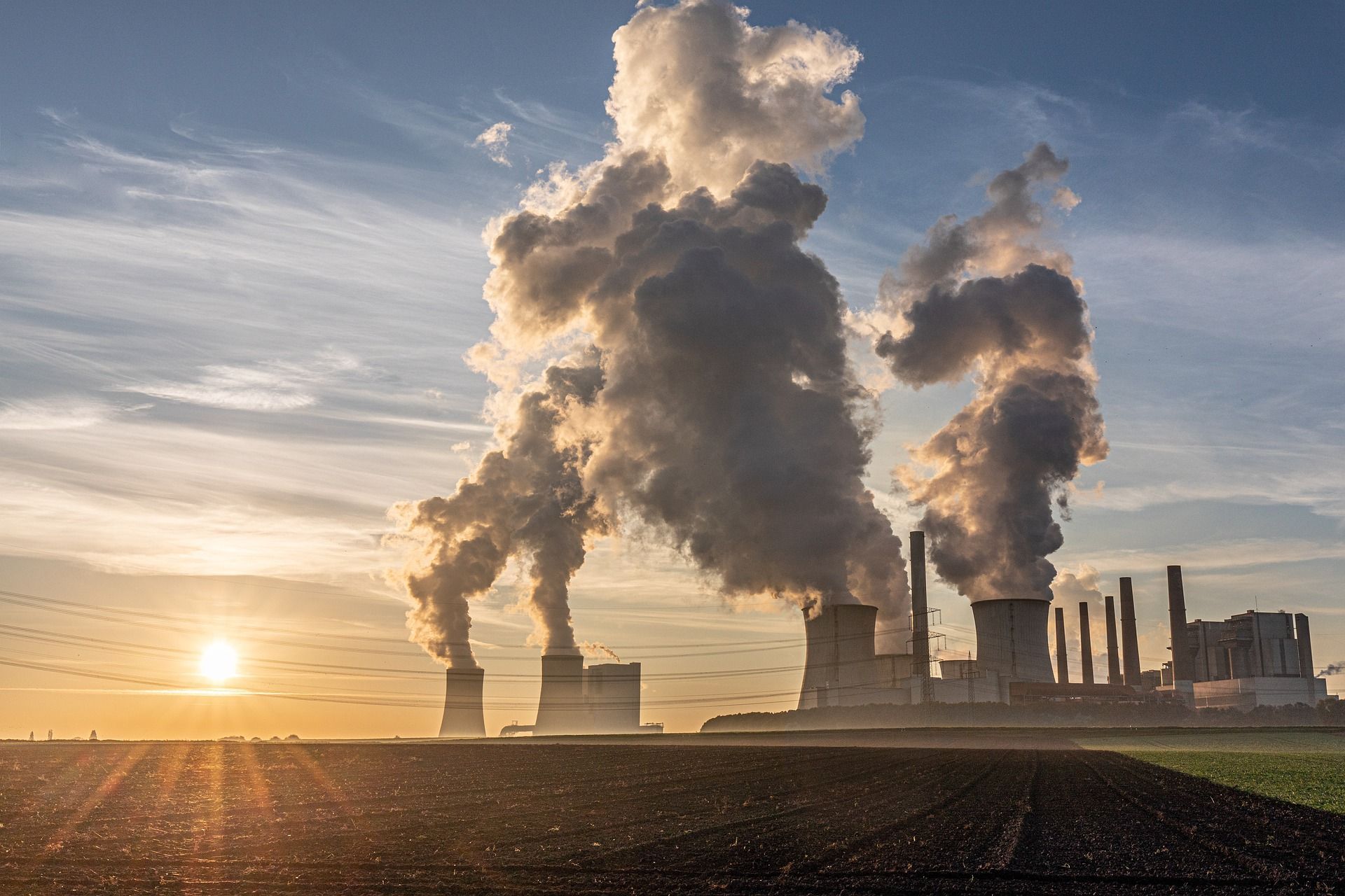 Contaminación emitida por una planta de producción de energía.