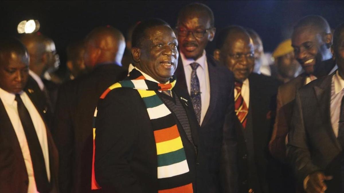 El presidente de Zimbabue Emmerson Mnangagwa, a su regreso anticipado a Harare por el estallido de las protestas.